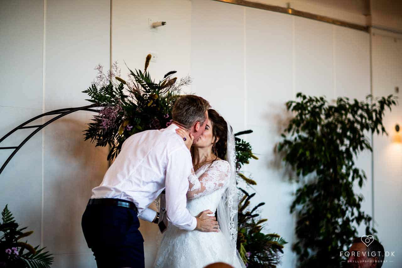 Professionel bryllupsfotograf med base i København. Fotograferer bryllupper i hele Danmark