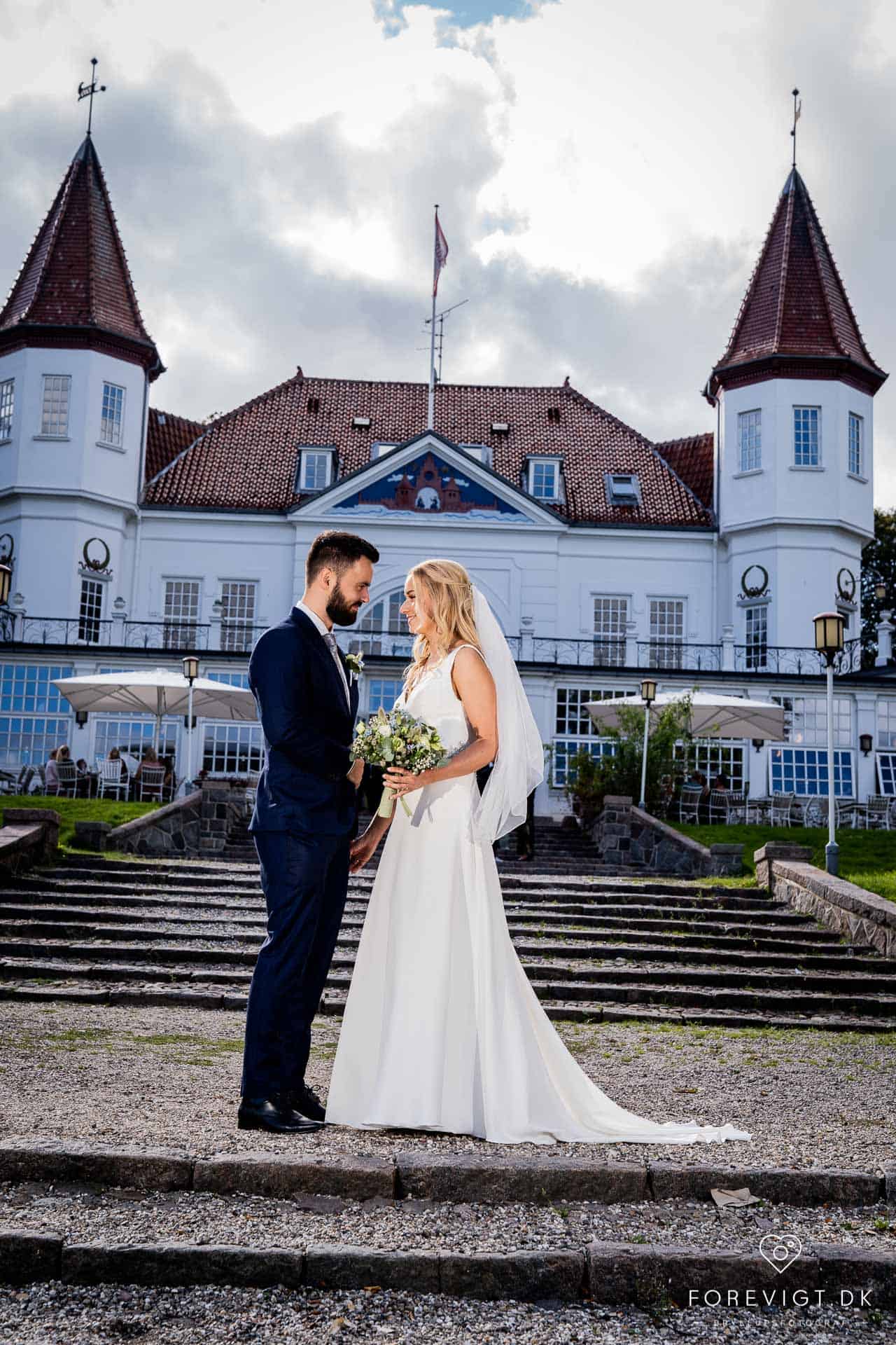 Varna Palæet er en skovrestaurant i Marselisborg Skov syd for Aarhus centrum