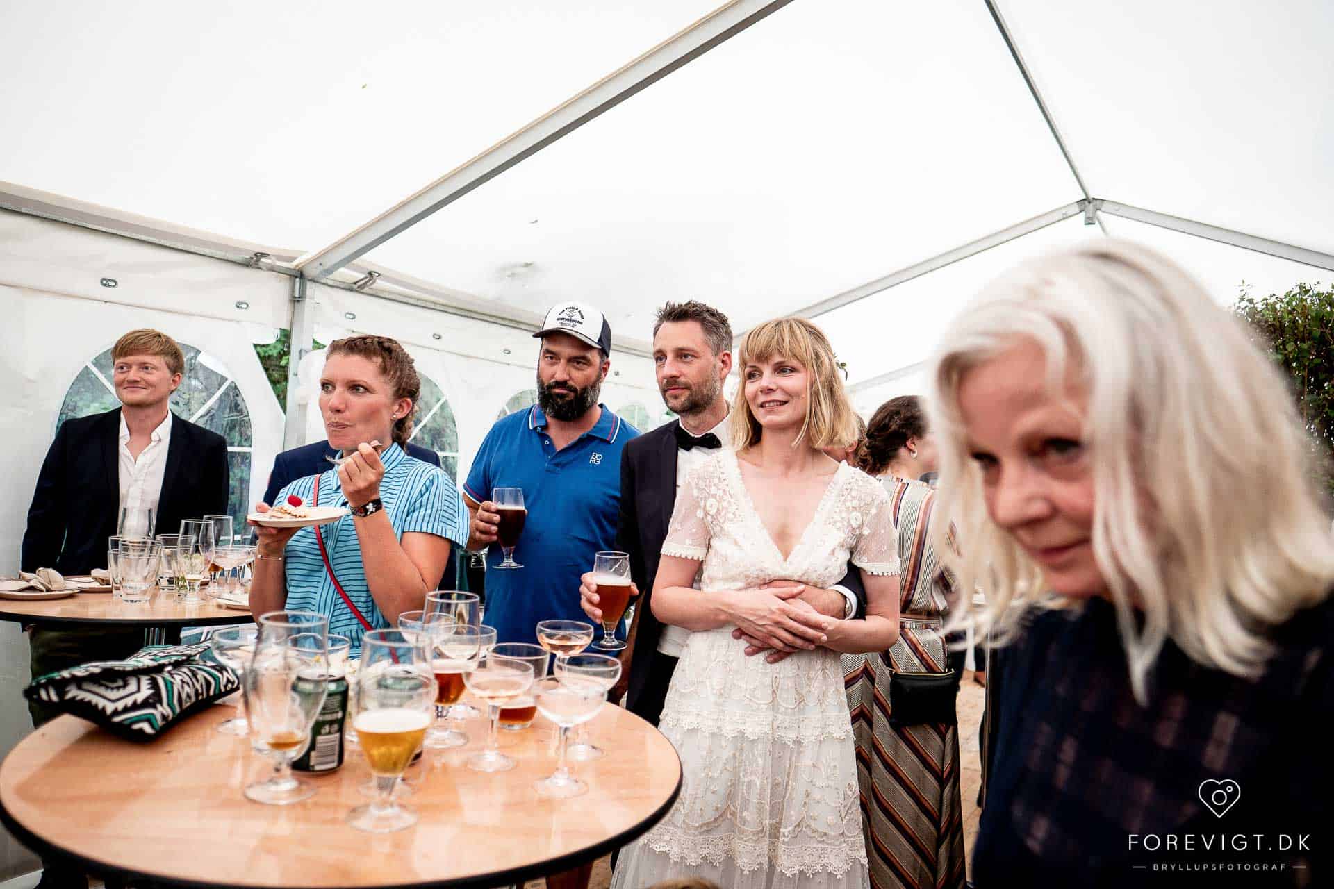 bryllup-aarhus-sommer-par-brudepar-kirke