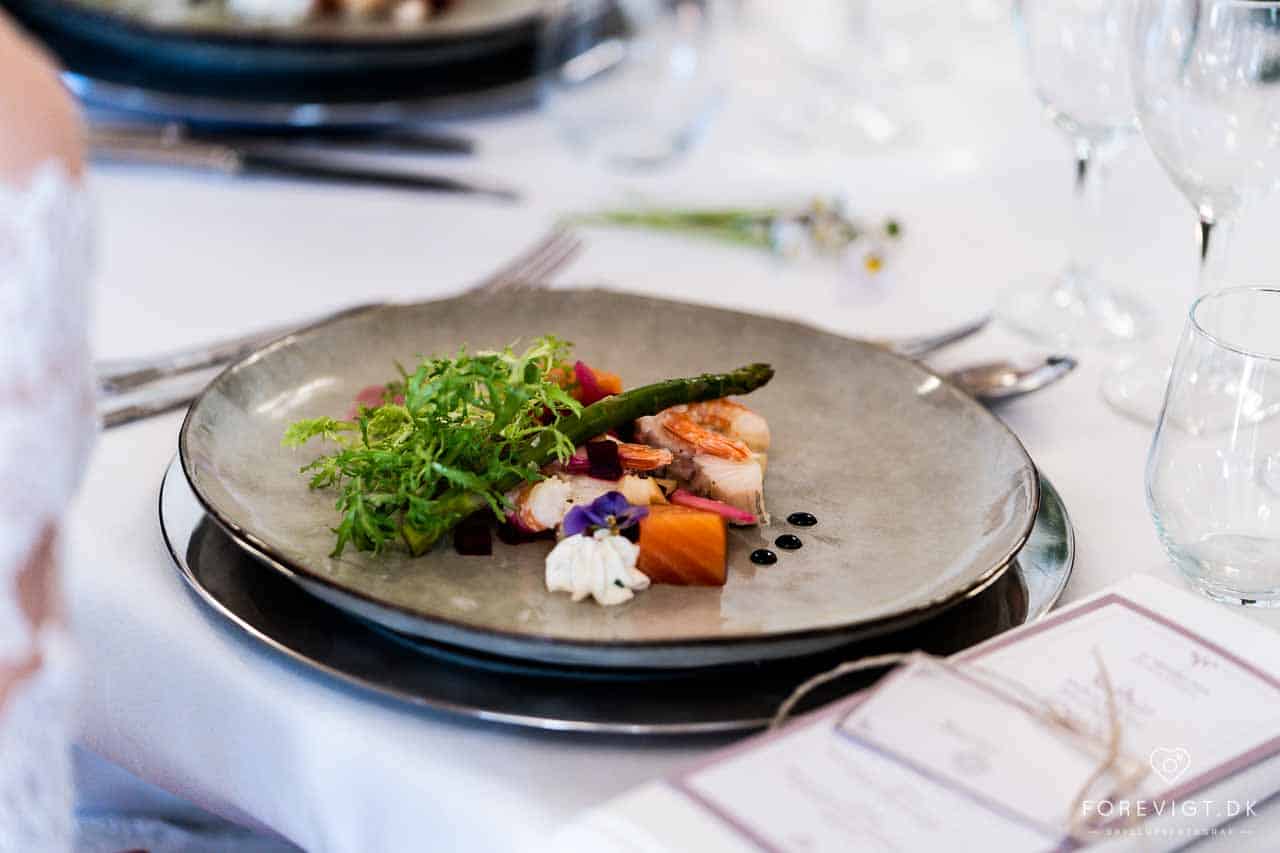 Hold bryllup i Odense i smukke og historiske selskabslokaler perfekt til jeres store dag.