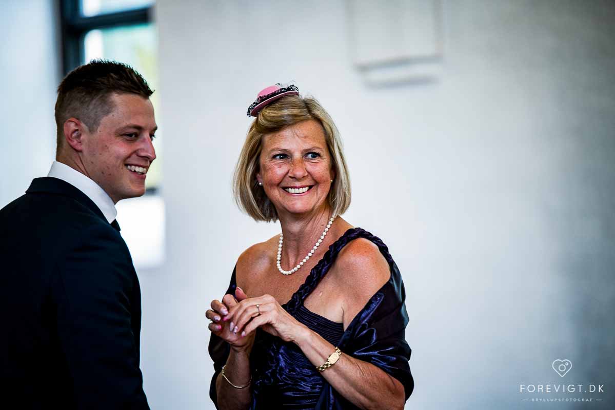 gæster ved bryllup i Mølholm Kirke
