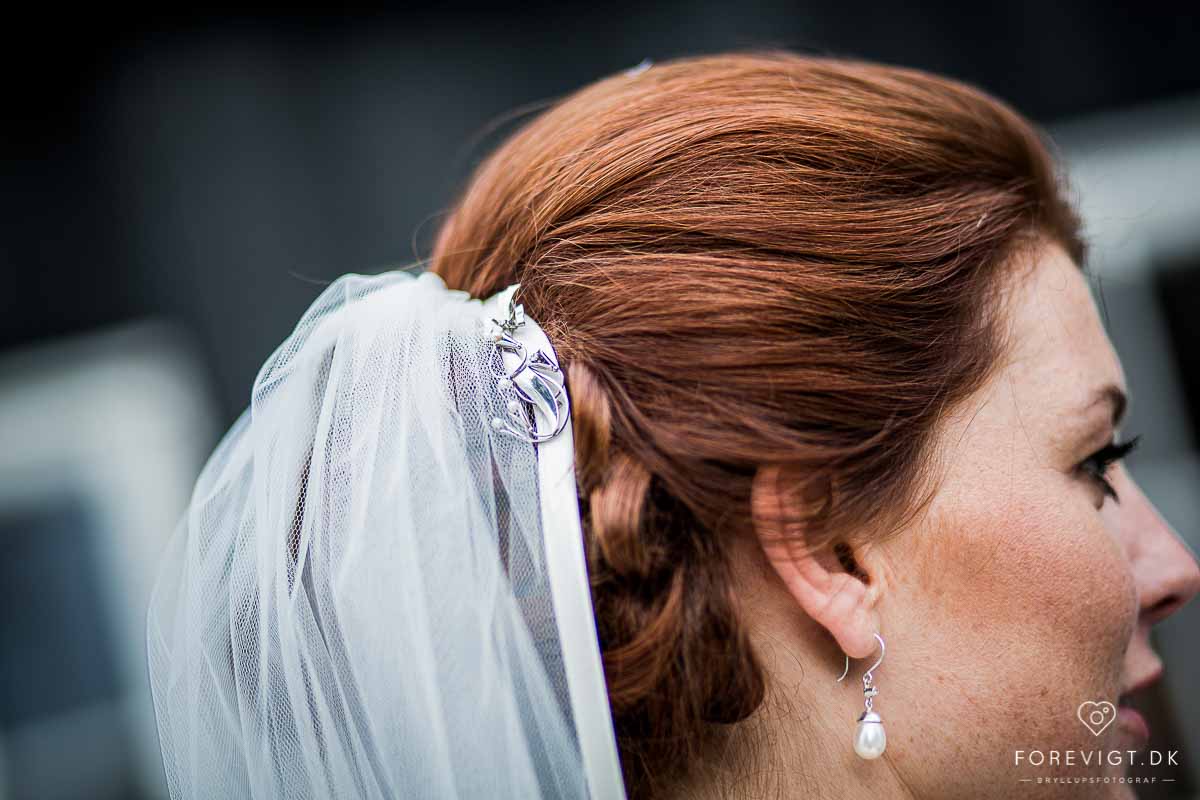 vielsesringe, brudebuket og brudekjolen