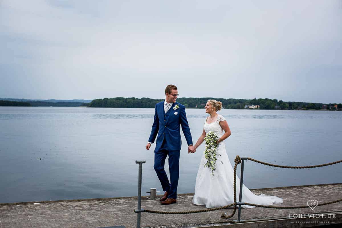 Skanderborg Sø gav mulighed for de lækreste bryllupsbilleder.