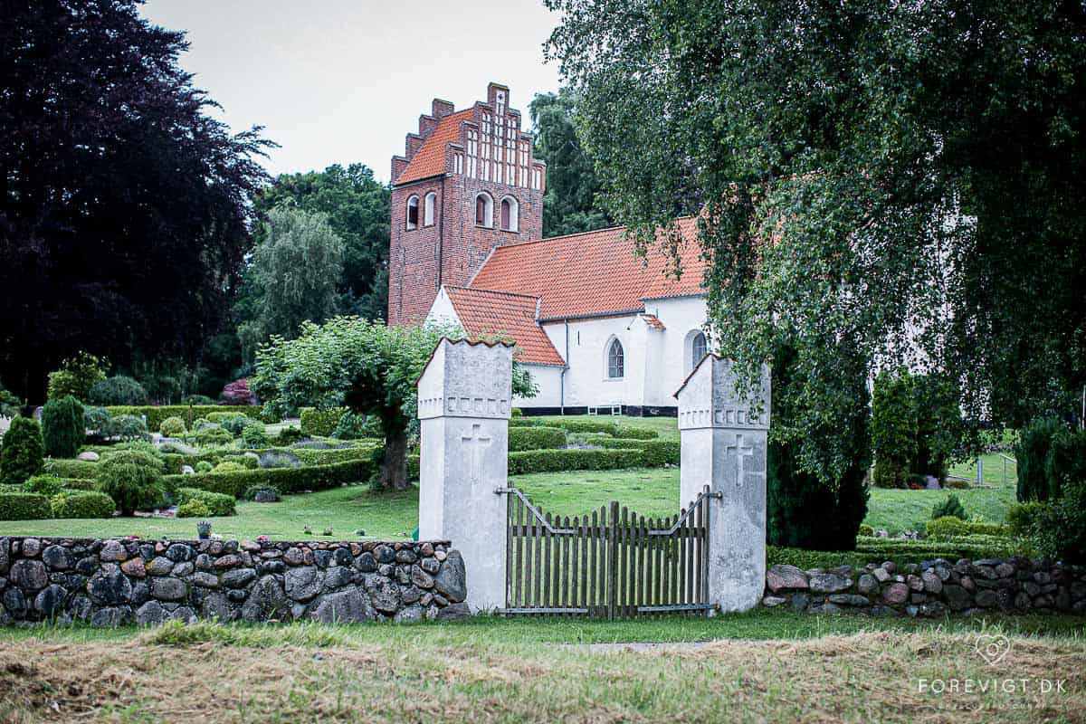 Tisvildeleje Strandhotel og blev viet i den nærliggende Tibirke kirke