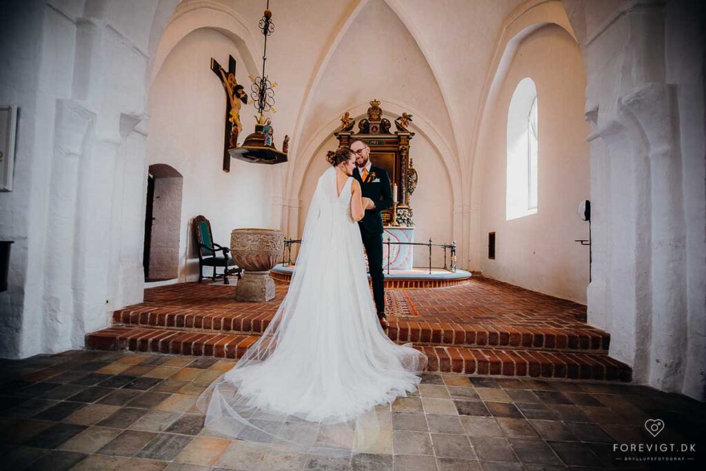 Mangler I en bryllupsfotograf til at tage smukke naturlige billeder af jer?