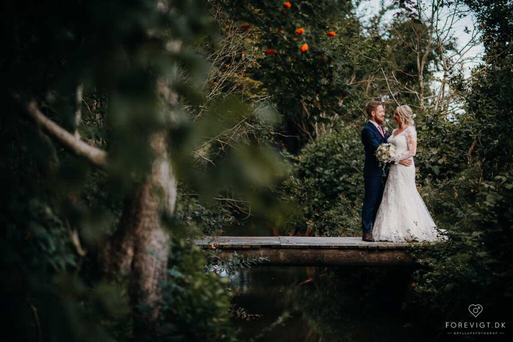 Romantisk herregårdsbryllup | Park, kirke og overnatning