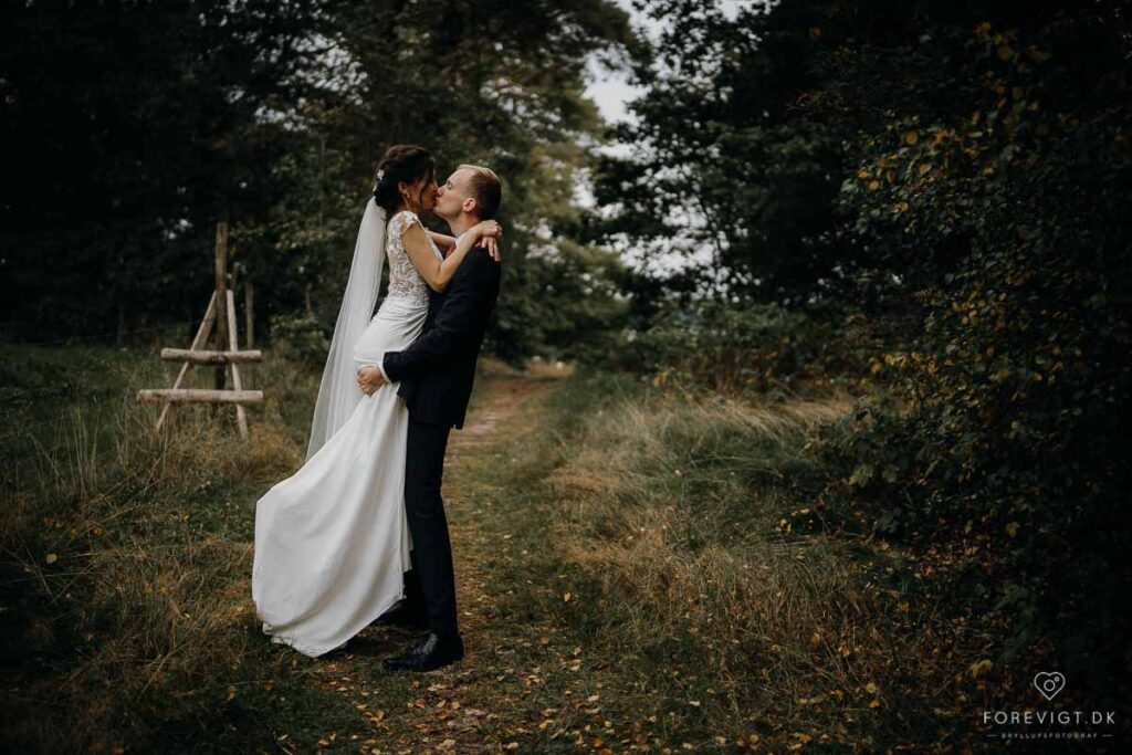 Få en fotograf til jeres bryllup og gem minderne for altid