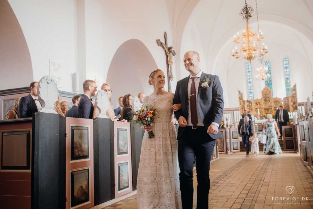 et bryllup - smukke, glade og feststemte mennesker