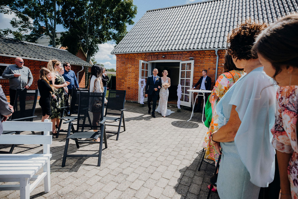 Romantik i haven istedetfor i kirken - Havebryllup vielse