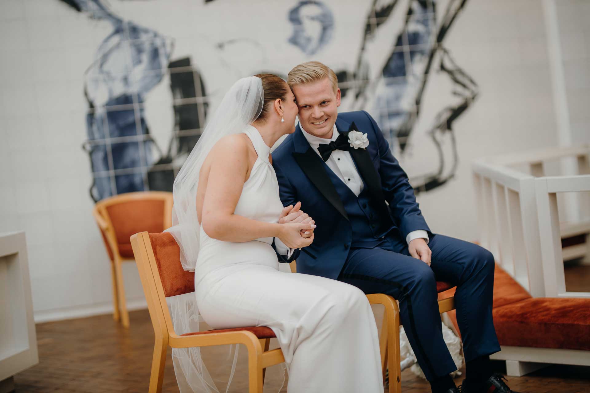Receptionen blev afholdt i Ny Hattenæs' elegante sal, hvor gæsterne blev budt på lækker mad og drikke.