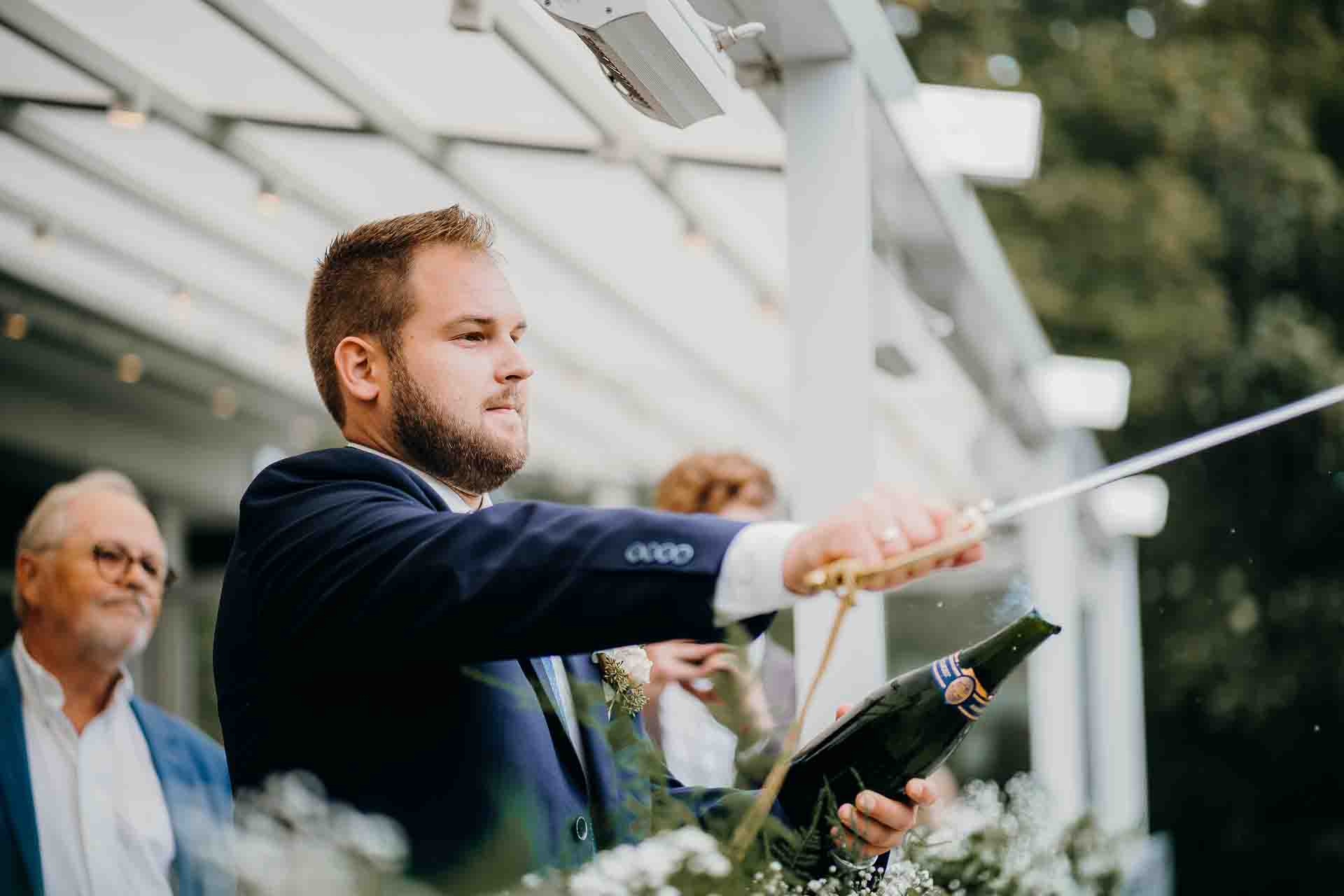 Gæster skåler i champagne under reception i Nordjylland