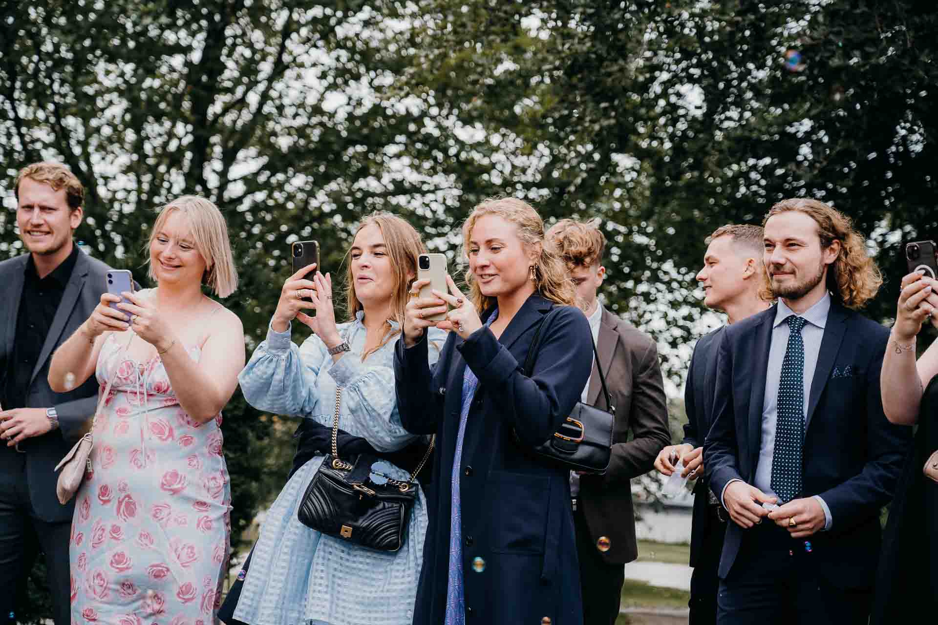 Gæster skåler ved bryllupsreception i Aalborg