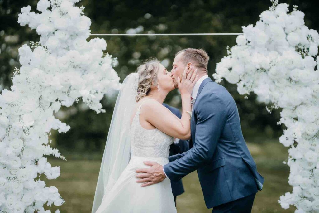 Udendørs bryllup med vielse i haven foran familie og venner