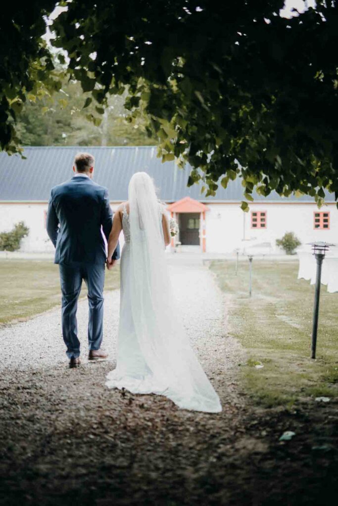 Naturligt bryllupsfoto af brudepar i haven ved Staarup Hovedgaard