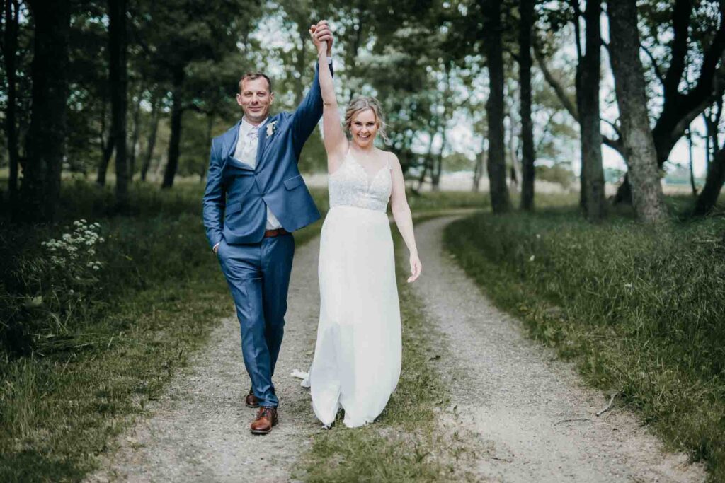 Brudepar fotograferet i haven på Staarup Hovedgaard efter vielsen