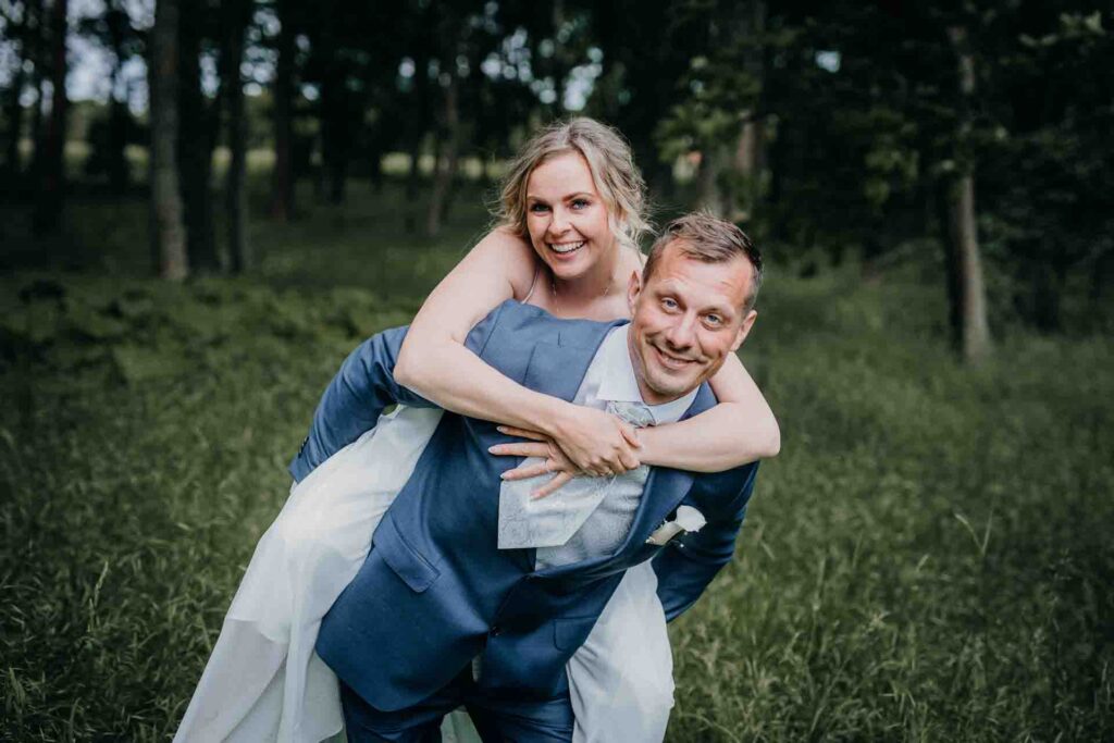 Brudepar står tæt sammen i haven efter deres bryllup
