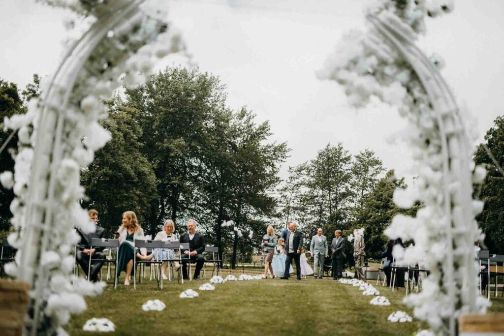 Brudens ankomst til vielsen i haven på Staarup Hovedgaard